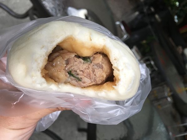 【台東東河美食】剛出爐熱騰騰的纏記舊街東河肉包 鹹甜都有~直接打包10顆上車！