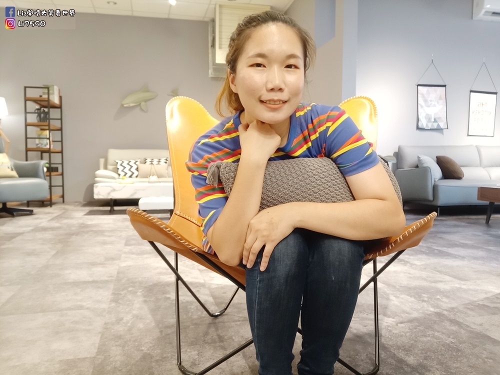 太古臣【BKF Originals the Butterfly chair】 (14)Liz開懷大笑看世界.jpg