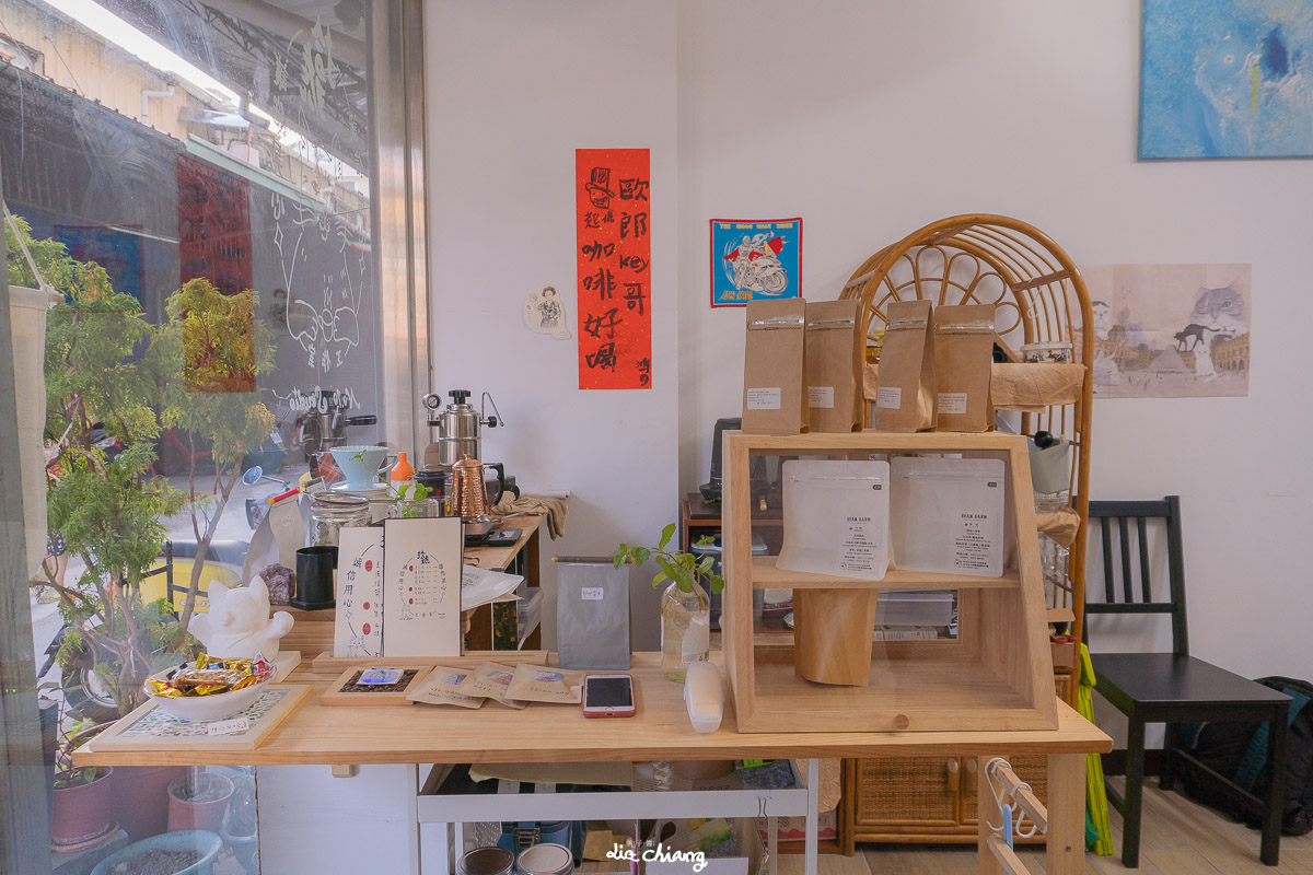台中市南區 拾號工作室，隱身市場巷弄內，平日是美術教學，假日搖身變成咖啡甜點店。