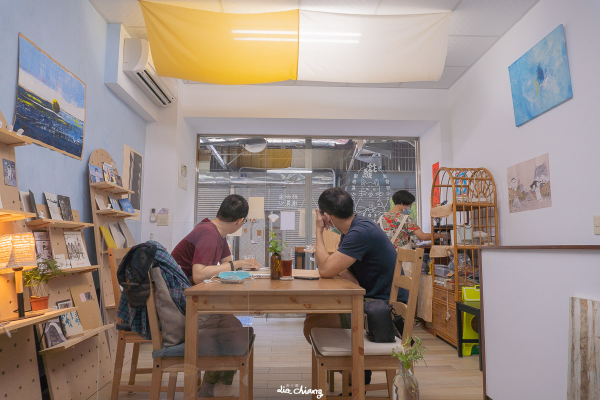 台中市南區 拾號工作室，隱身市場巷弄內，平日是美術教學，假日搖身變成咖啡甜點店。
