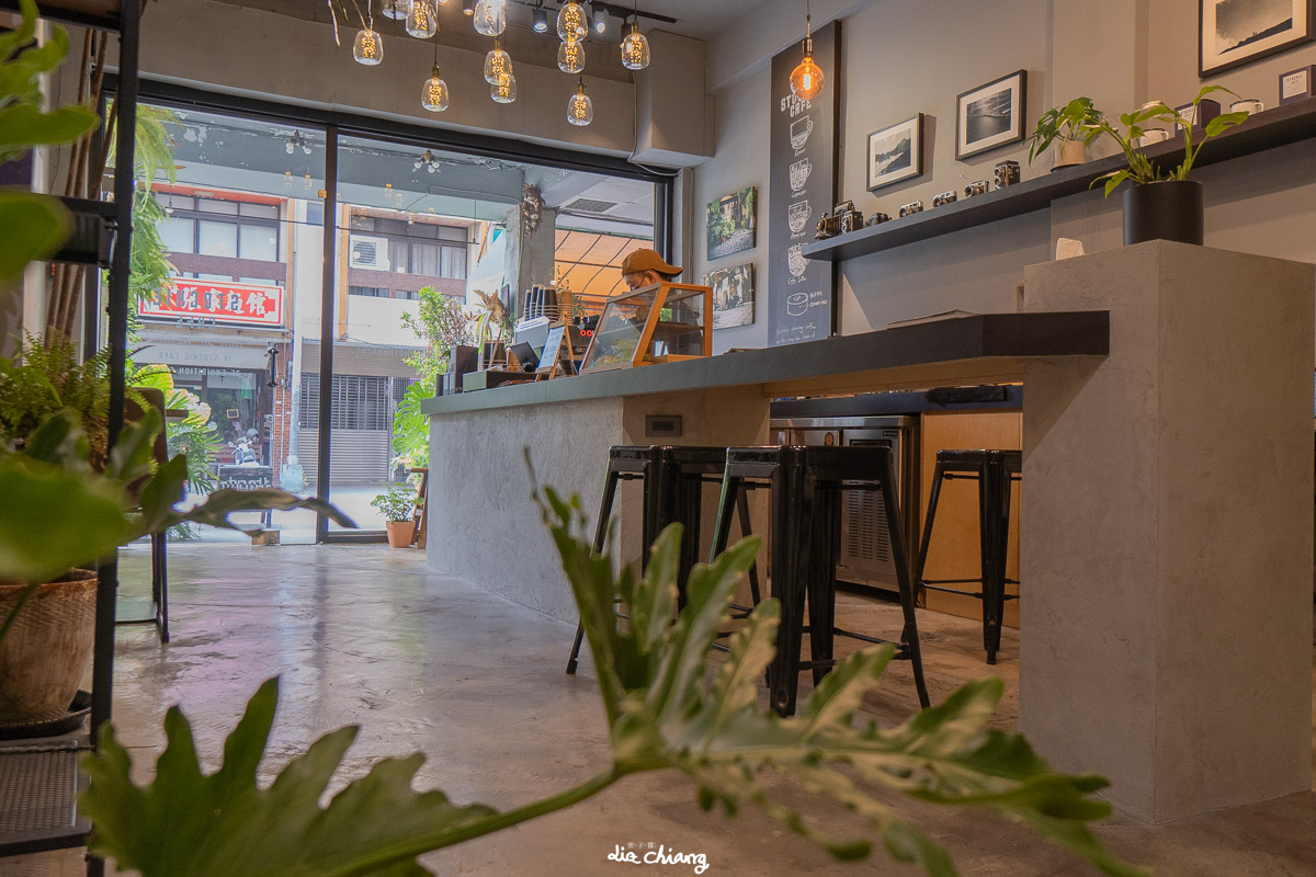 台中西屯區Stockie Cafe咖啡，精明路植栽系咖啡廳，內部清水模與舊窗框交織，很美很好拍照。