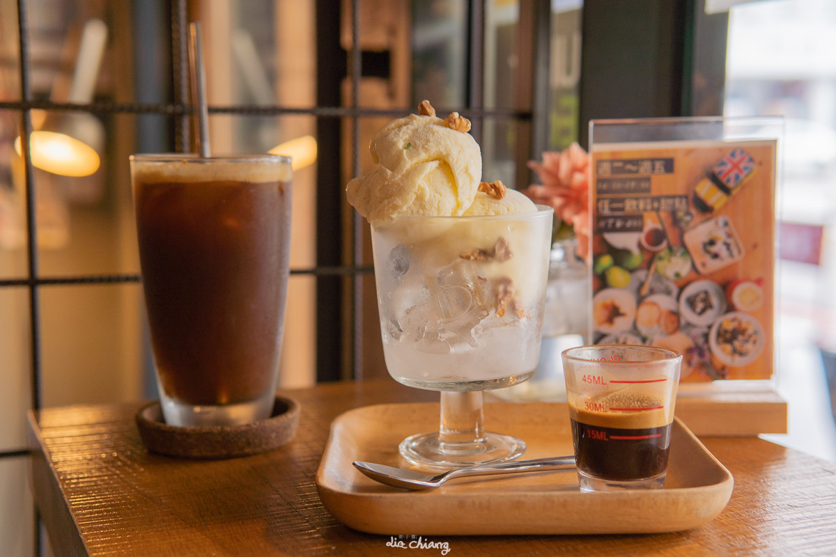 台中西區咖啡 Roundabout Café 圓環咖啡，平日午茶時段200元就有甜點加飲料的超值優惠。