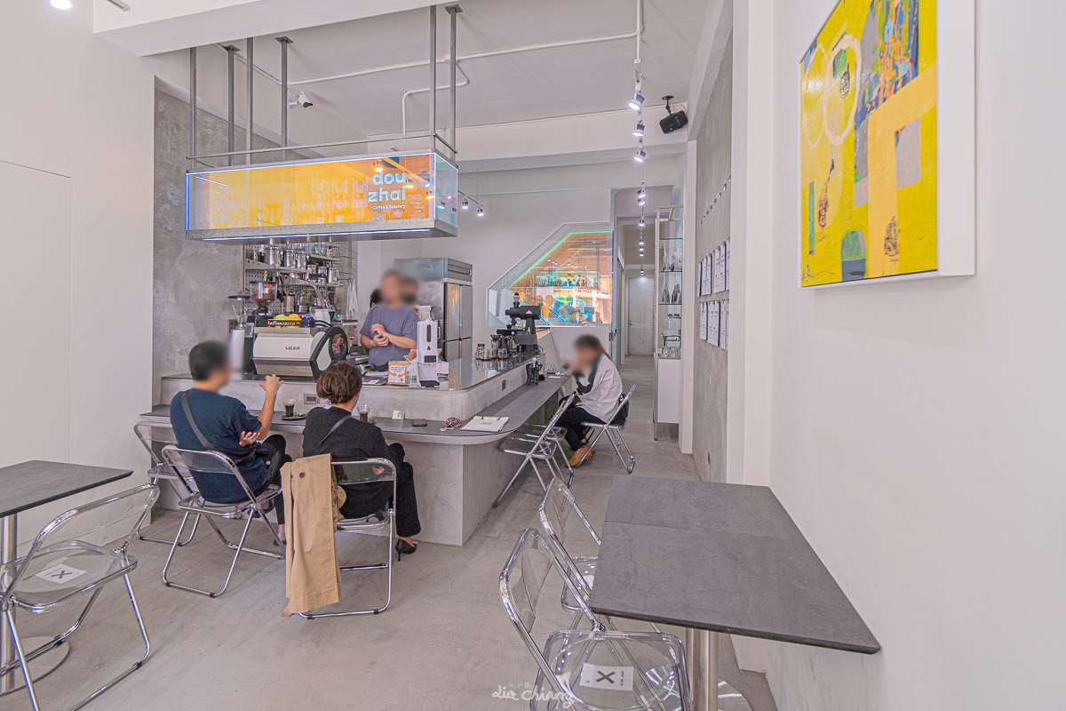 台中市南區咖啡廳 杜宅咖啡，冷色調搭配七彩的展示櫃，清幽午後的好選擇