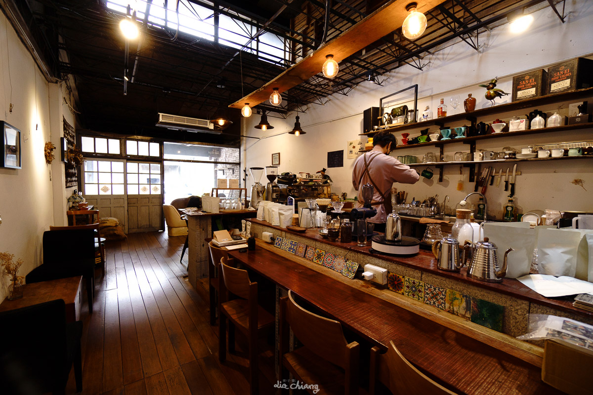 台中西區審計新村周邊咖啡廳 『民生咖啡』，老宅咖啡廳，室內挑高設計，視野空間感更佳，每個小角落都是拍照的好地方。