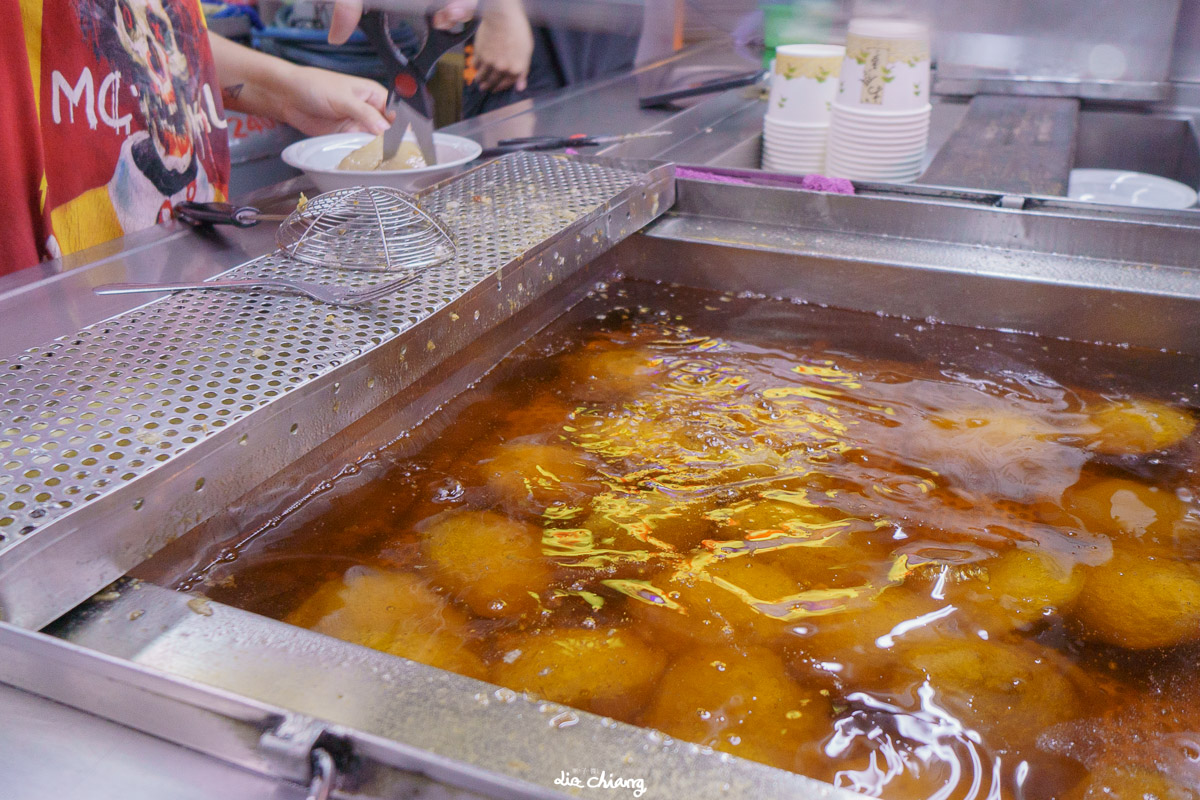 台中南區 忠孝夜市肉圓，甜甜的滋味軟Q的外皮，口感極佳，配上辣醬更是絕。