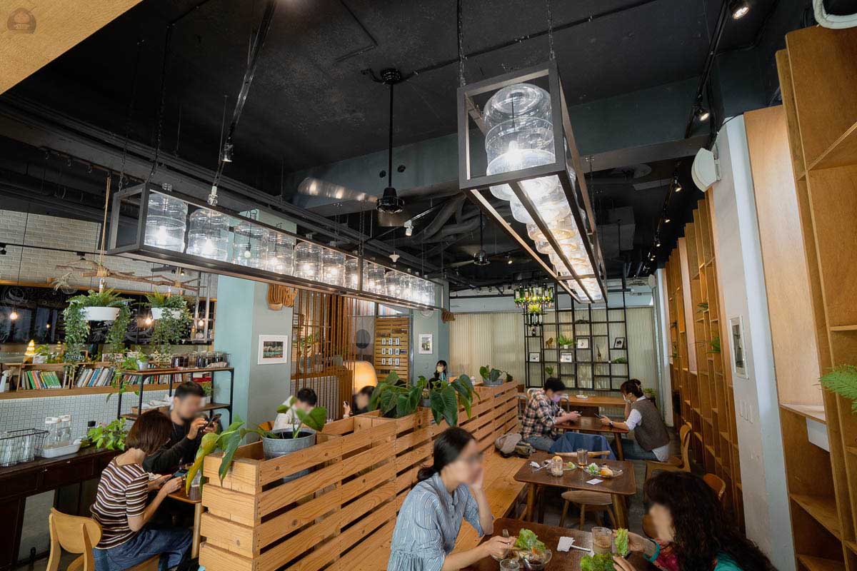 台中南屯區 Solar Table 於光早午餐，平日也是人潮眾多，建議先訂位再來享用唷。