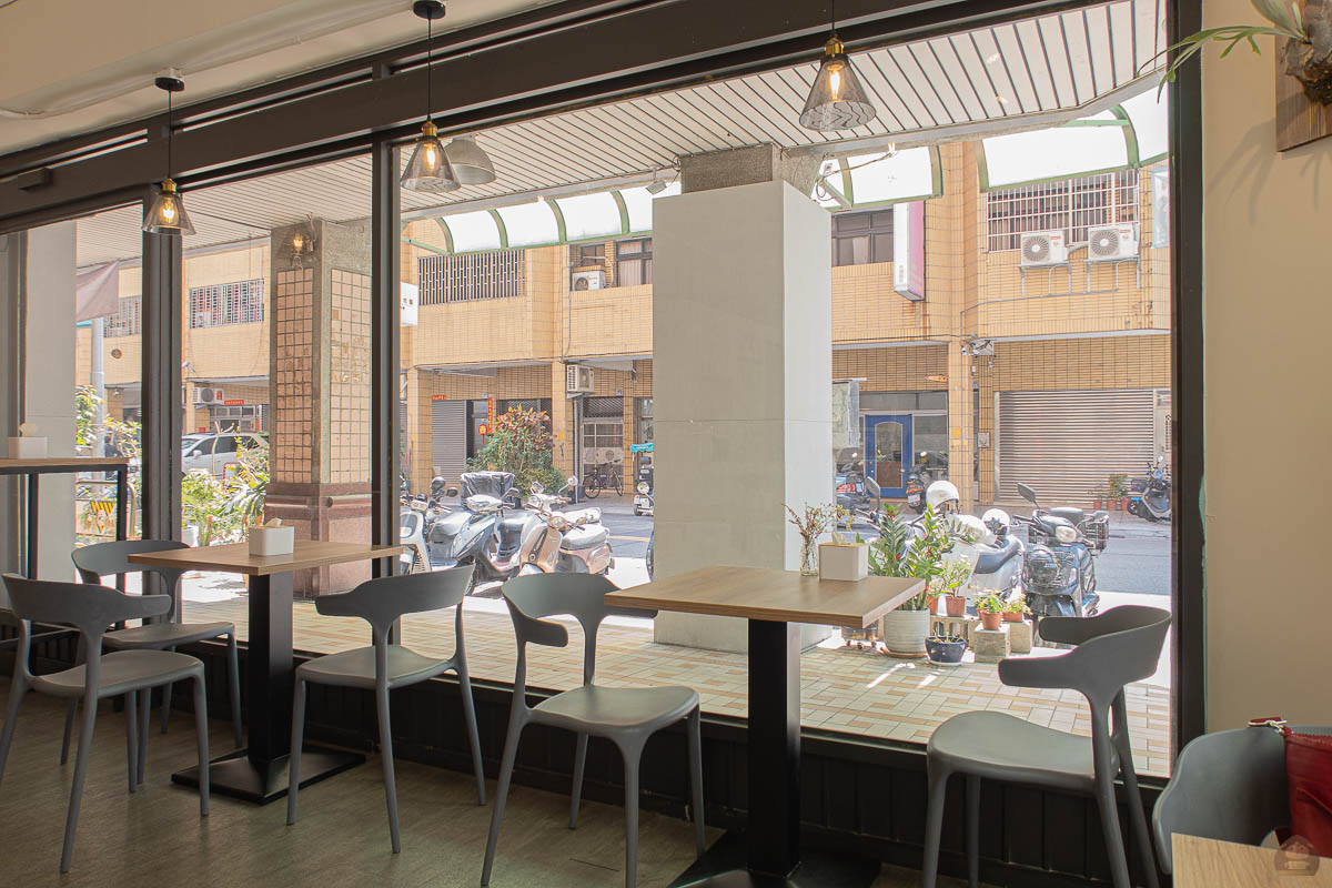 台中南屯區美食 Mook木可餐行，大片玻璃採光早餐時段80元起，白色、木質系用餐環境。