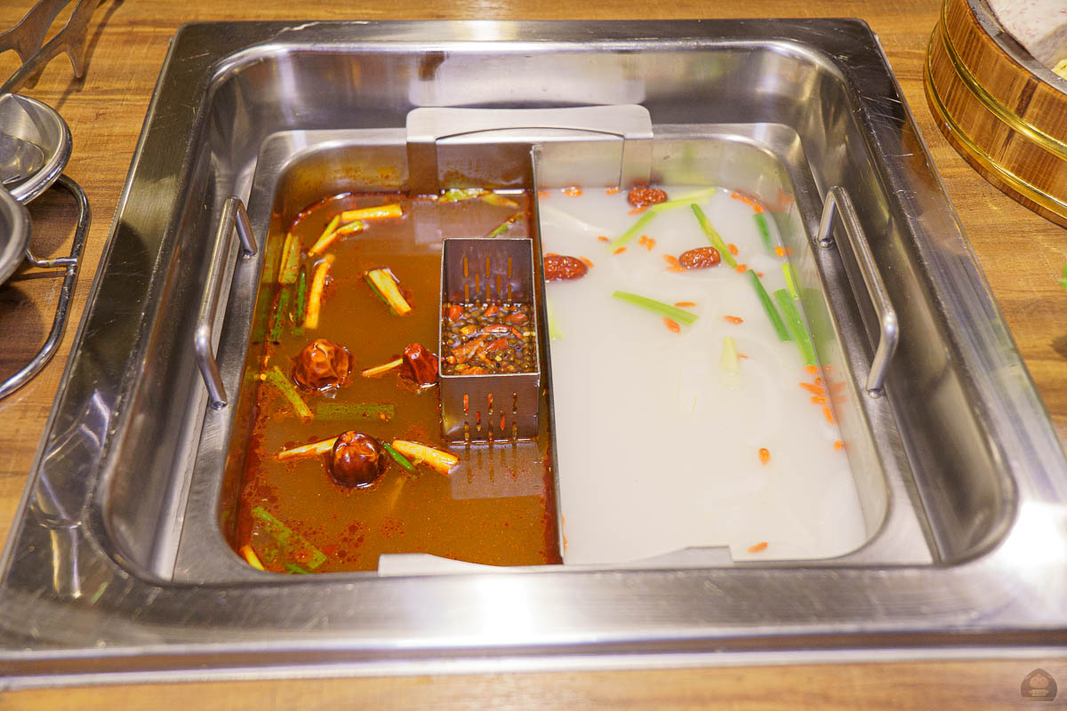 台中西屯區美食　圓砌鴛鴦升降鍋物，一次滿足吃與玩的樂趣，超值優惠199元旭蟹等你來吃。