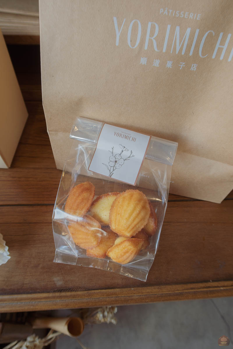 台中清水外帶甜點推薦 Yorimichi 順道菓子店，清新風格店面，有常溫、冷藏甜點，另有餐具小物可購買唷。