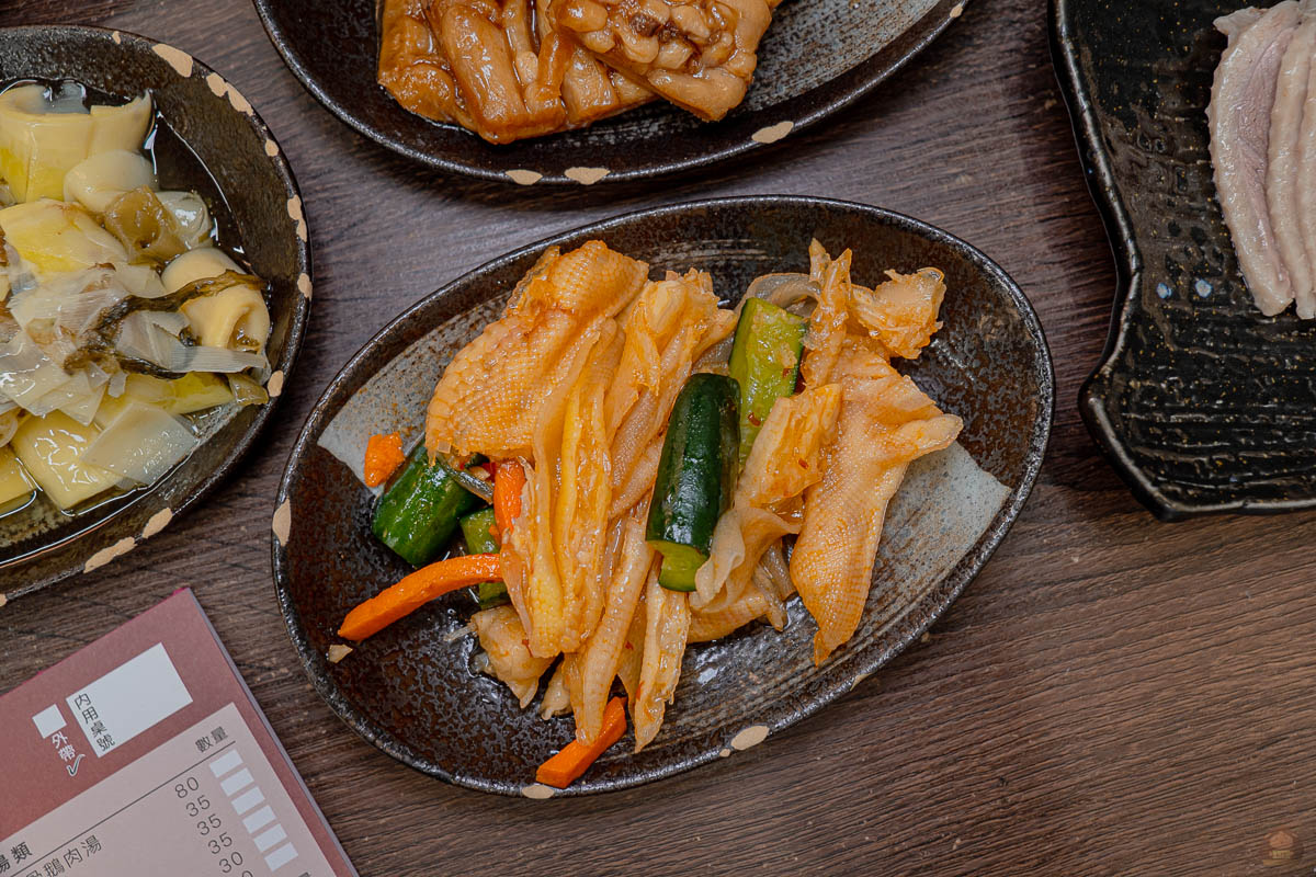 台中西區 公益路美食 華暘香鵝肉飯專賣店，店內的冷氣很涼爽，上班族、外食外送族的好選擇，鵝肉飯餐點受到附近客人愛戴。
