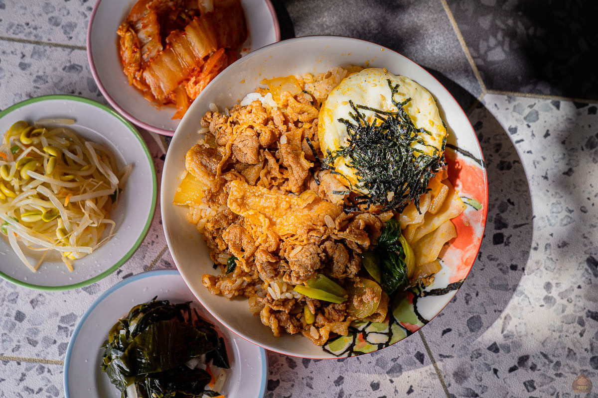 台中南區忠孝夜市『韓食小站』，秒回憶韓國旅遊之韓式料理，內用更有韓式風格。