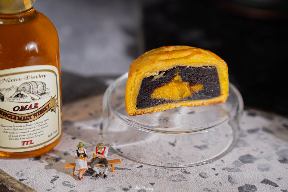 質感系大人版的中秋禮盒來了！開璽 Kaishii－醉是流心月餅禮盒，2022世界威士忌大賽冠軍酒品加入月餅，質感系月餅禮盒推薦。