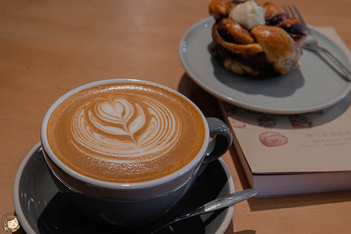 台中下午茶推薦，PEACOCKS COFFEE 孔雀咖啡-小清新風格，店內許多植栽氣氛佳。