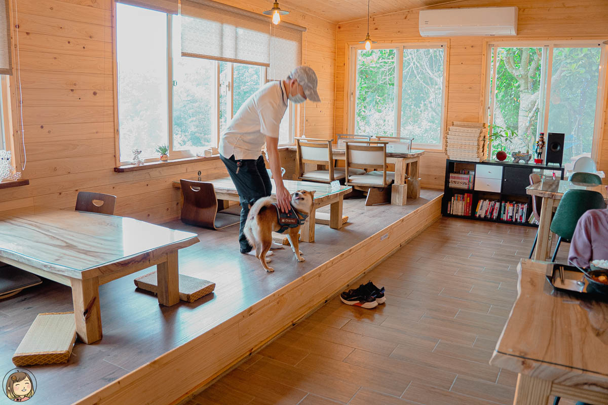 新竹縣芎林的柴木屋咖啡，空氣佳大面採光空氣清新很舒服，店內柴柴熱情招呼。