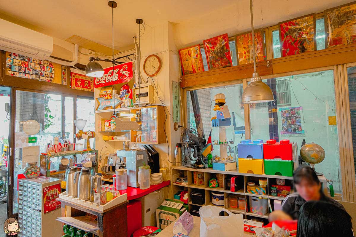 台中南區懷舊咖啡廳，各種蒐集小物在咖啡廳中，還能免費體驗懷舊電玩，讓你穿越回到70年代。