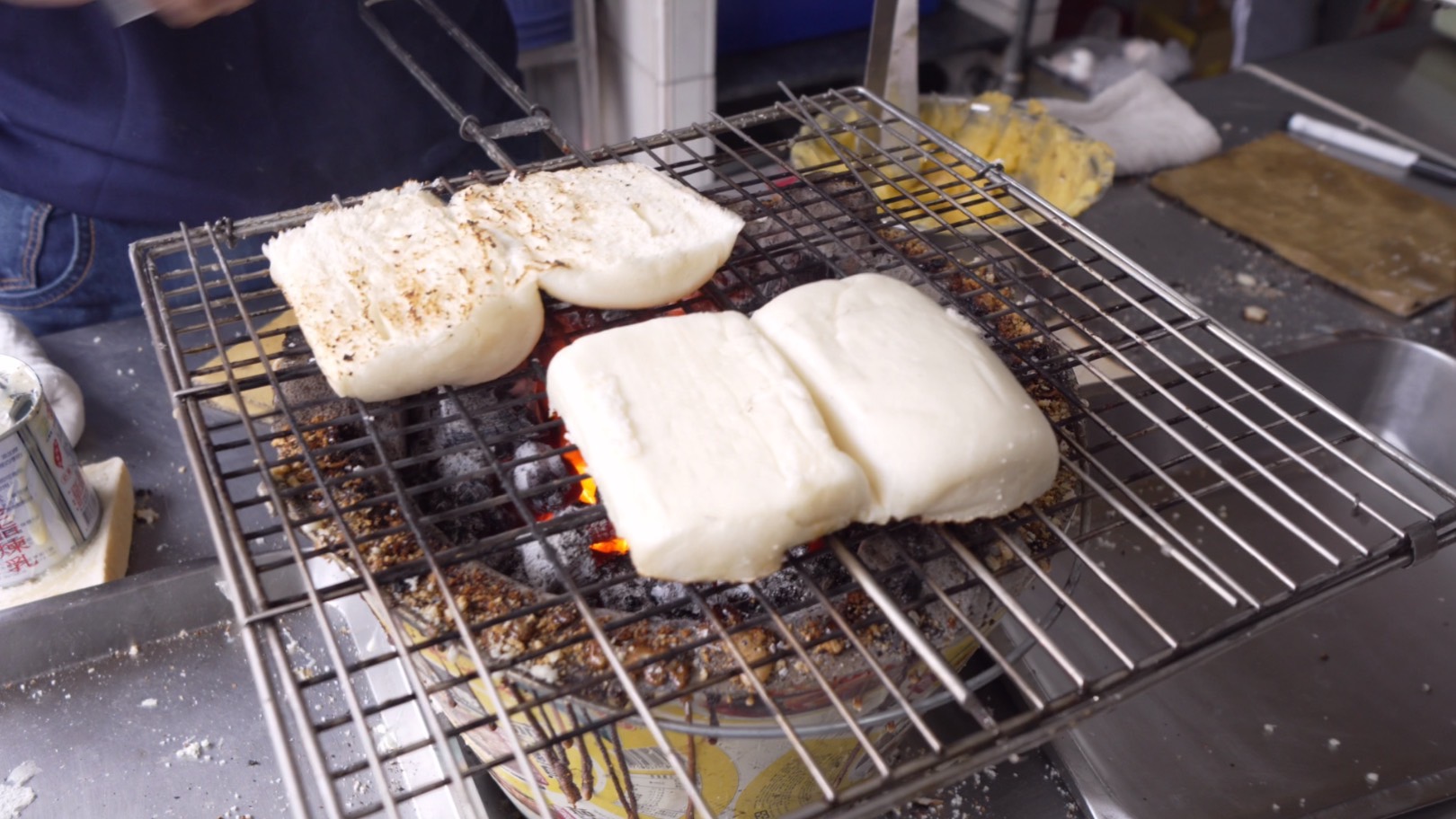 屏東東港美食 超人氣在地美食，碳烤饅頭、碳烤土司，佳吉飲料店 碳烤饅頭。