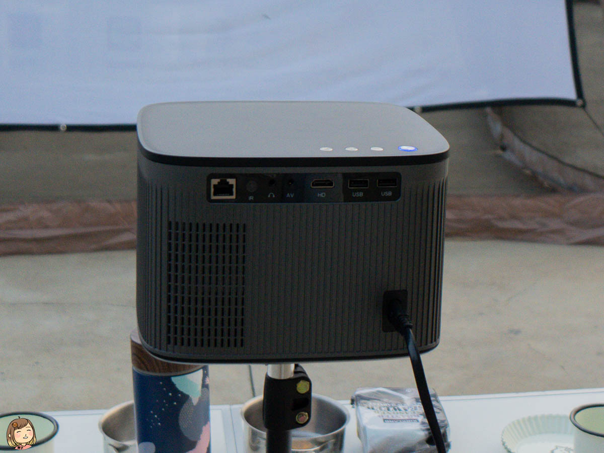 SANSUI 山水－微型行動智慧投影機SPJ-MO，內建影音平台，安卓IOS鏡射500ANSI高流明白天、晚上都可投影，校正梯形超方便，還有內建喇叭