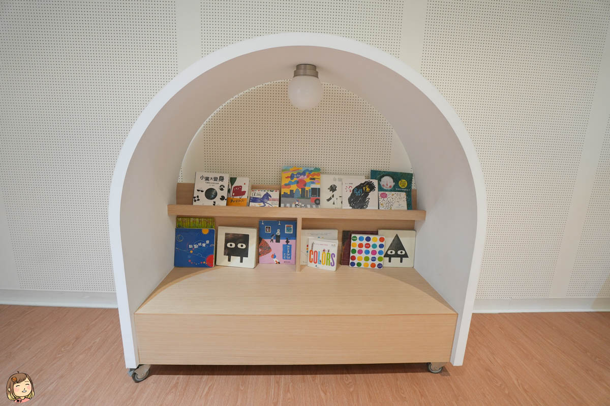 嘉義市立美術館，超美環境空間外，還有免費兒童遊戲室，空間寬敞還有圖書、玩具可以玩唷。