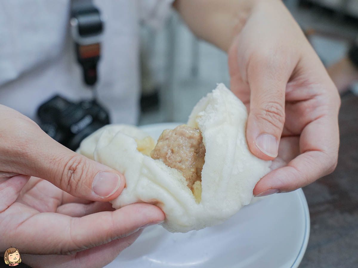 台中第五市場美食，添‧上海點心肉包，Q彈有勁的包子，現場手工桿麵團製作，台中市場美食推薦。