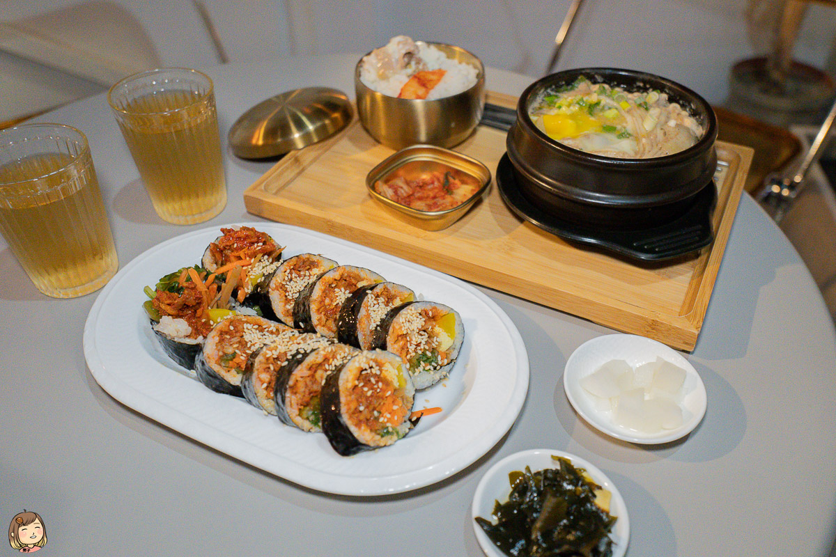 台中逢甲美食，莫果韓式飯捲，平價韓式料理，店面小清新風格，餐點有鍋物、飯捲，台中韓式料理推薦。