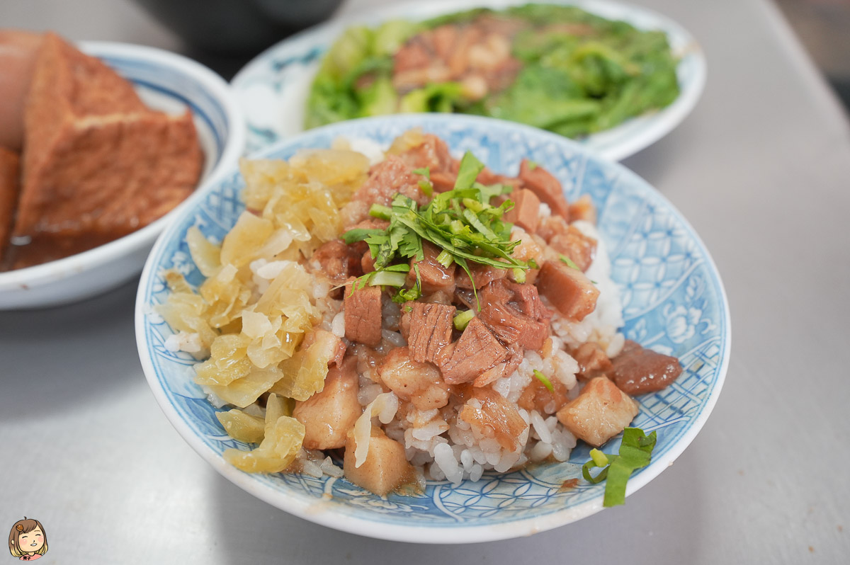 台中南區這一家『魯肉莊』經濟實惠也讓附近的居民們常常來此用餐，裡面有菜單唷。