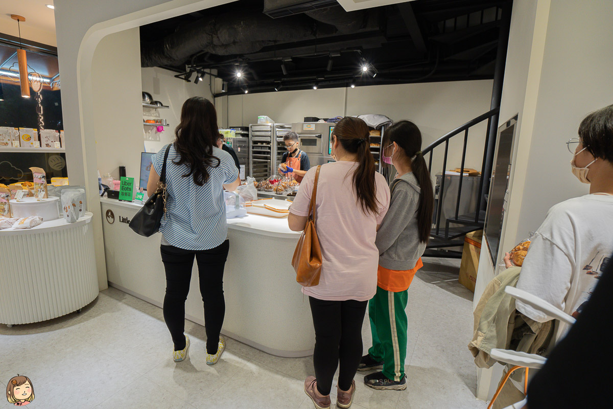 台中南區麵包店，小清新風格麵包店小山之丘，任選三入100元，小小店面超多客人。