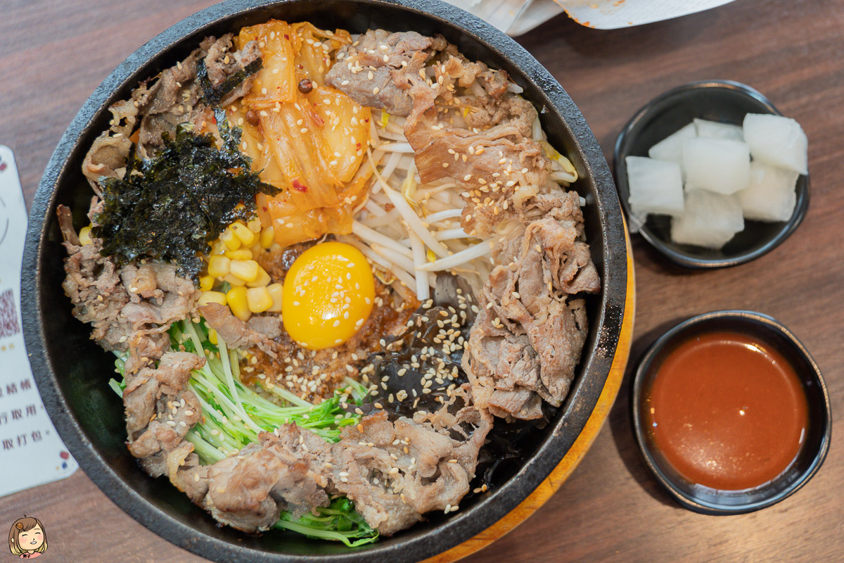 台中韓式料理推薦石全石美，平價韓式料理平日人潮不斷，必點超人氣海鮮煎餅超Q超好吃。