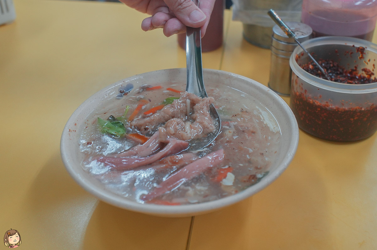 台中第五市場美食『正老牌魷魚羹』，在地人氣美食，鮮甜魷魚搭配濃郁羹湯，各式特色小菜分享