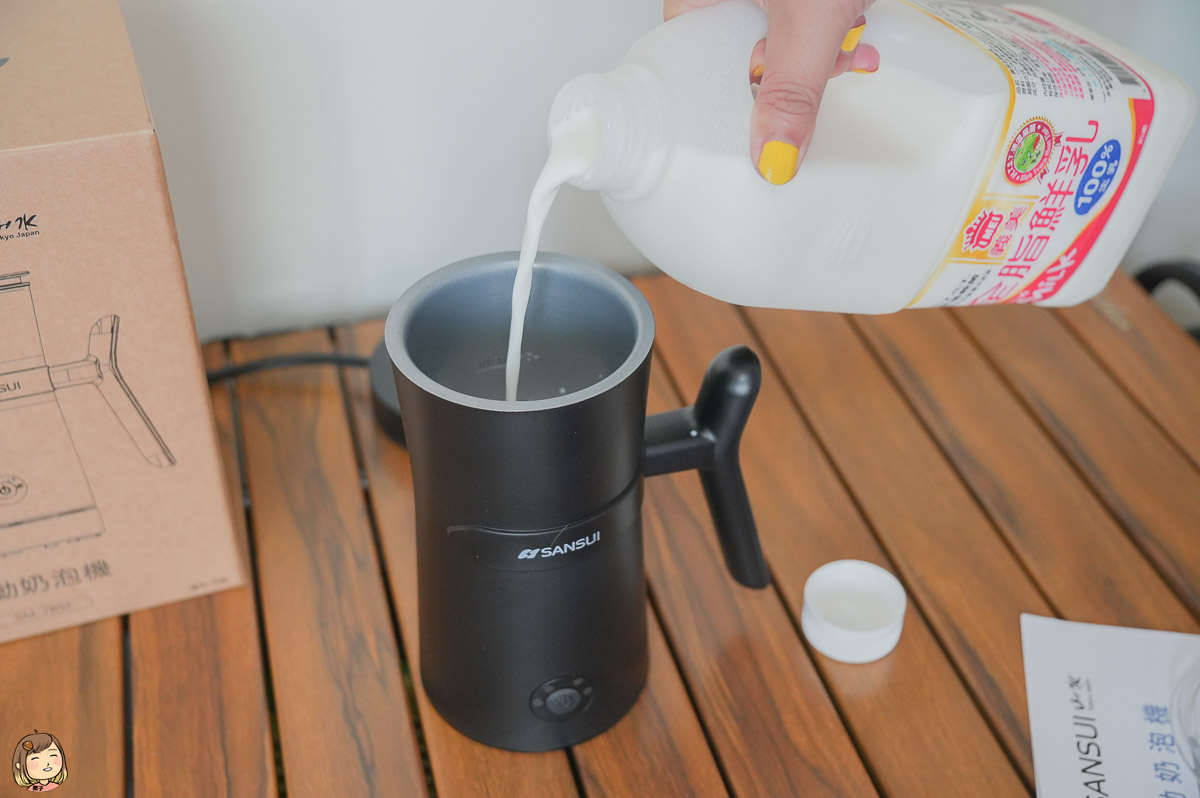 開箱｜SANSUI山水，冷熱兩用分離式電動奶泡機，可打冷熱奶泡，製作打發奶蓋、咖啡拉花更便利。