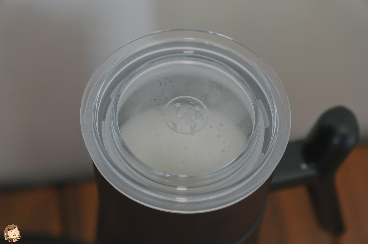 開箱｜SANSUI山水，冷熱兩用分離式電動奶泡機，可打冷熱奶泡，製作打發奶蓋、咖啡拉花更便利。