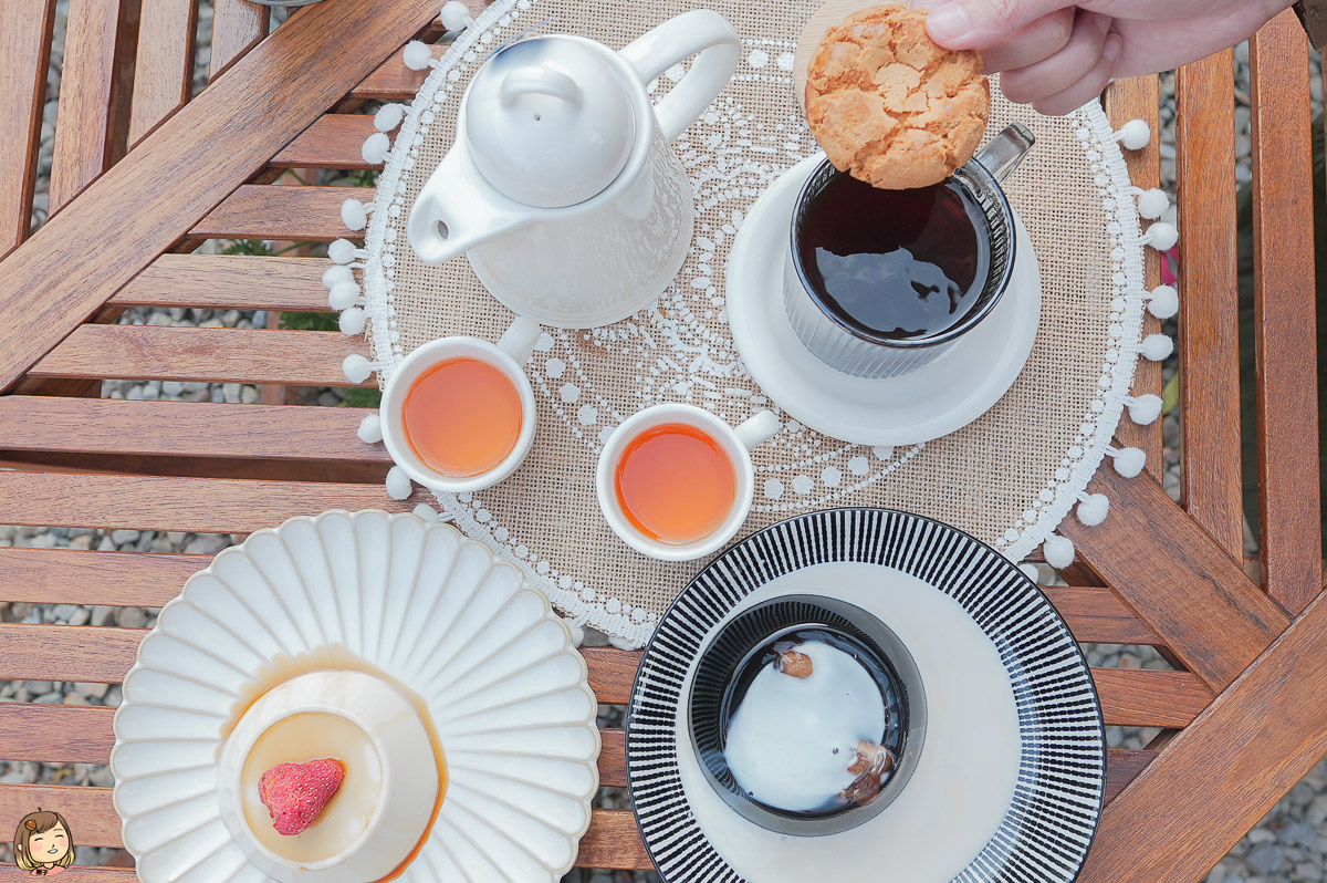 台中大甲下午茶、伴手禮推薦，小島青鳥超美後院享受下午茶超愜意，偽露營風還有可愛柯爾鴨陪你喝下午茶。