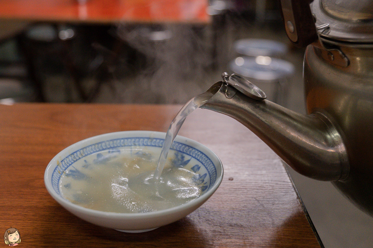 南投水里在地人吃的『董家肉圓』肉圓Q彈有勁，還有免費供應大骨湯唷。