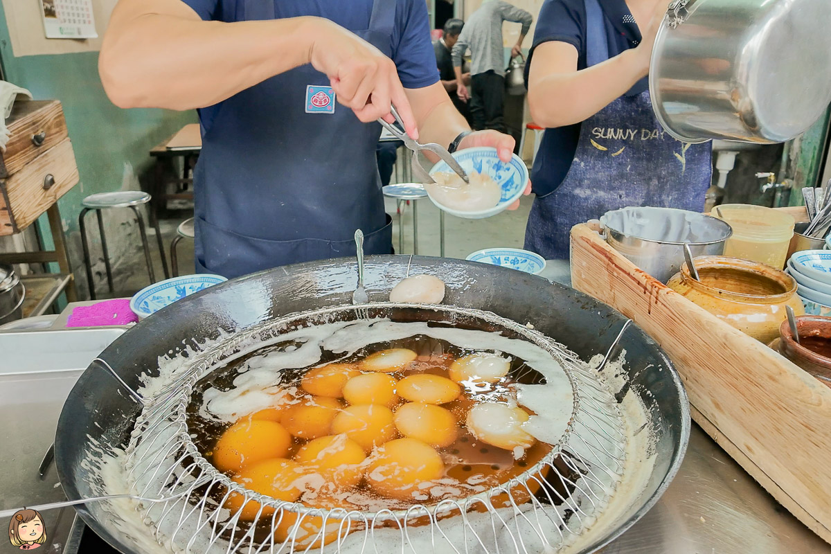 南投水里在地人吃的『董家肉圓』肉圓Q彈有勁，還有免費供應大骨湯唷。