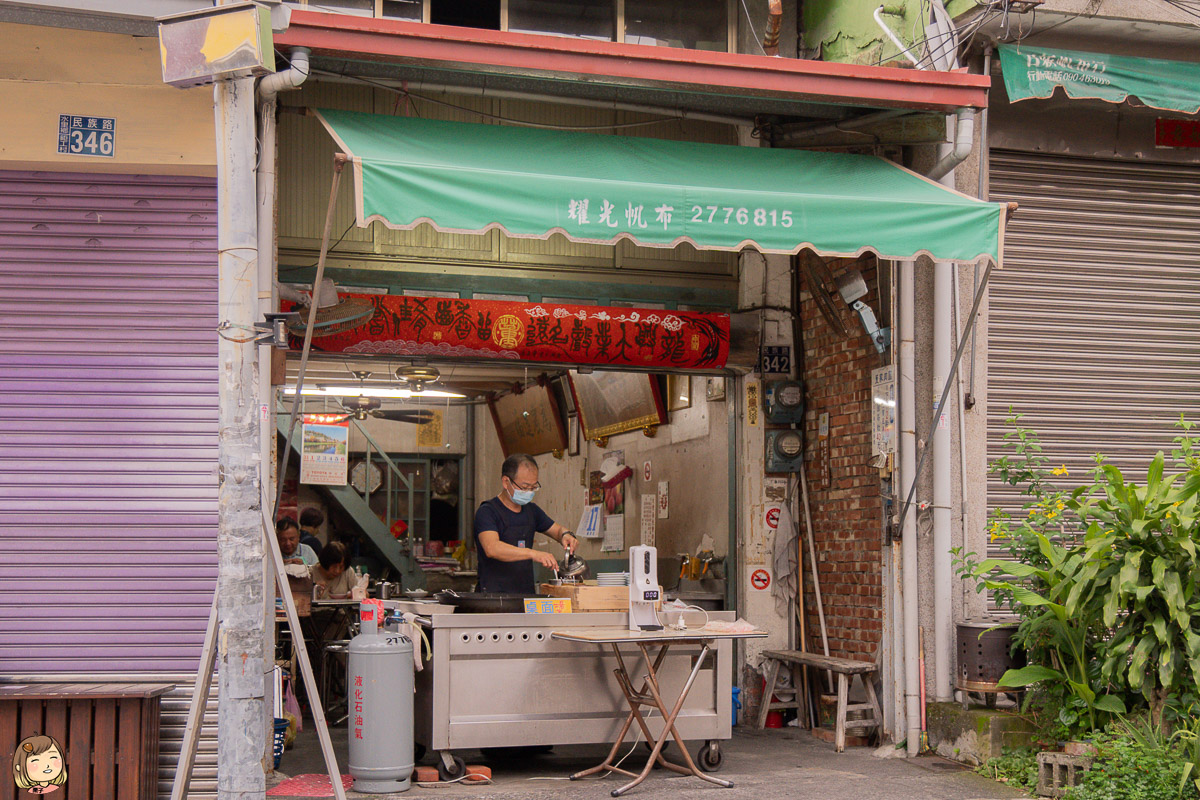 南投水里在地人吃的『董家肉圓』肉圓Q彈有勁，還有免費供應大骨湯唷。