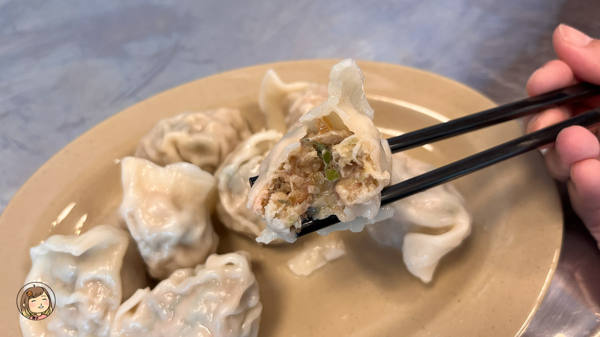 台中南區家香餃子館｜隱藏版特色口味！皮蛋豬肉水餃＋小魚乾辣醬驚喜推薦