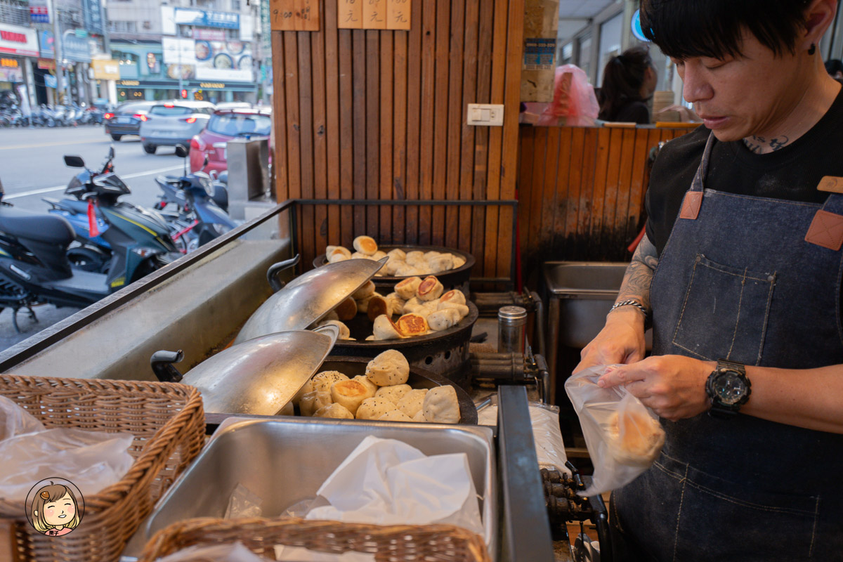 台中南區下午茶推薦｜郎港式鮮肉包：酥香爆汁只要16元，同事激推的隱藏版點心