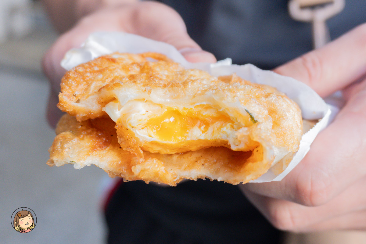 豐原廟東夜市必吃｜BooM炸蛋蔥油餅：半熟蛋爆漿的銅板美食