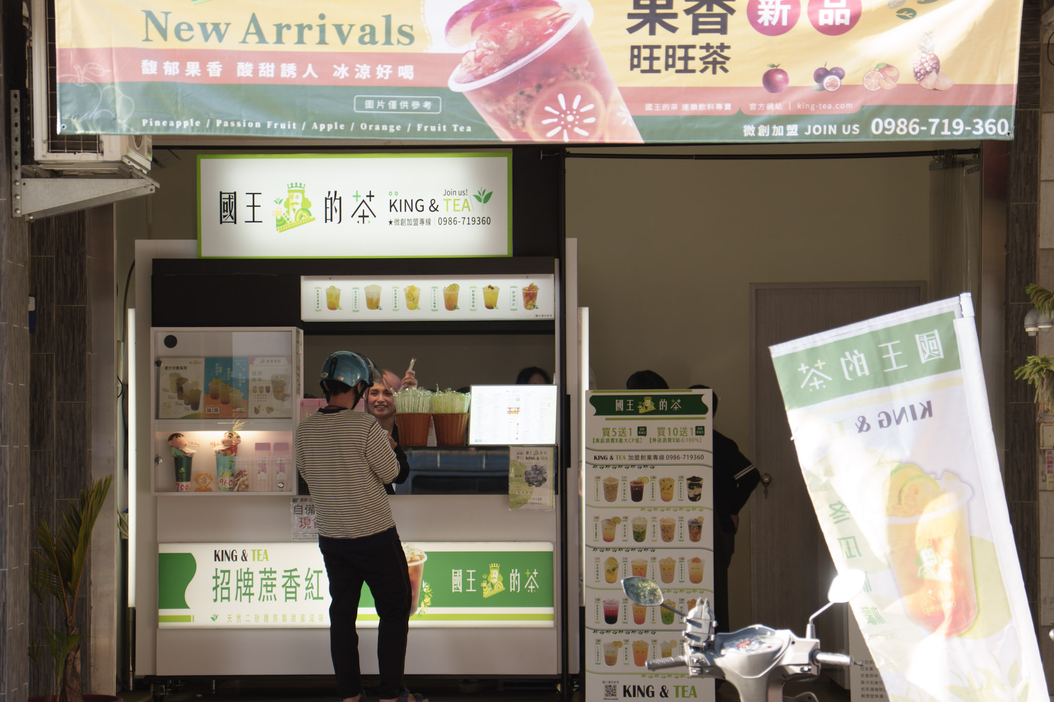 暖心又大杯！台中「國王的茶-西屯重慶店」：冬日飲品神隊友，熟客都愛的高顏值好店！