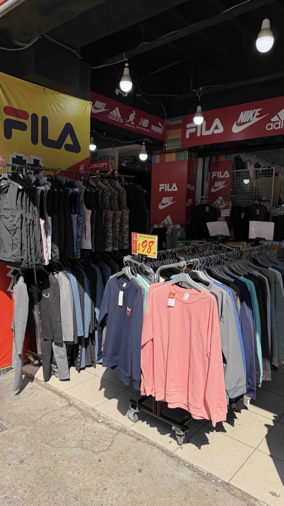 【新竹特賣會】強寒流必衝！天絲內褲$38、發熱衣$88，新竹中正路人潮爆滿搶翻天！