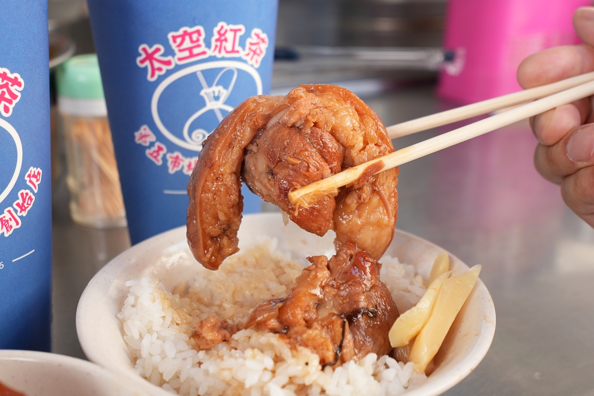 台中西區第五市場慢時光：老建築、市場美食與最道地的老派生活指南